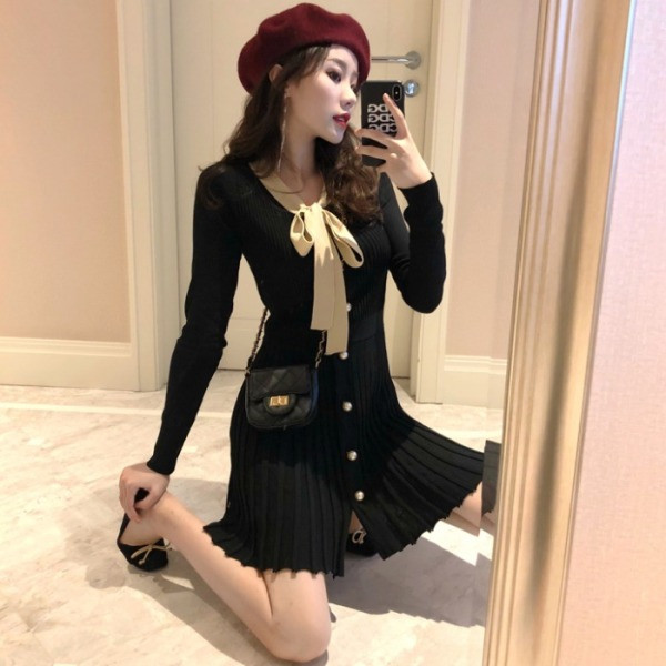 Fekete női ruha gallérral, szalaggal, redős aljával