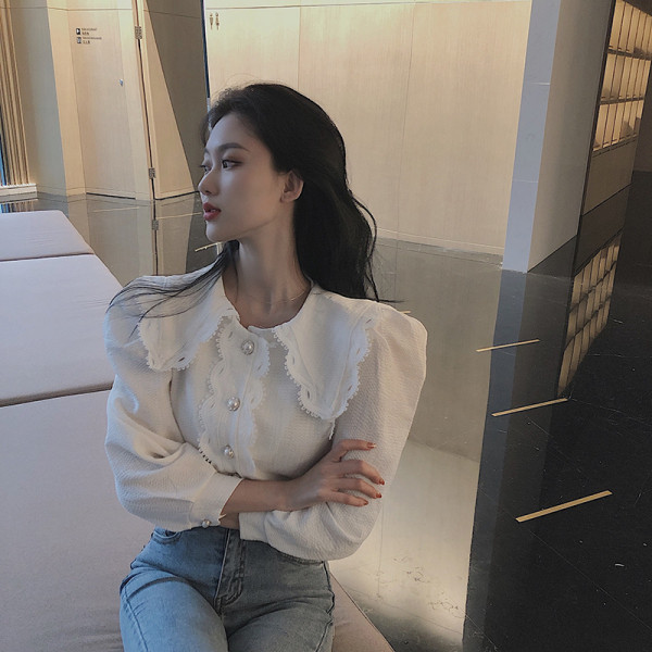 Stílusos női ing békával és puffos ujjakkal