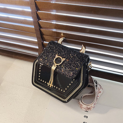 Kaasaegne naistekott pika värvilise sanga, läikiva efekti ja metallist elementidega