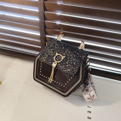 Kaasaegne naistekott pika värvilise sanga, läikiva efekti ja metallist elementidega