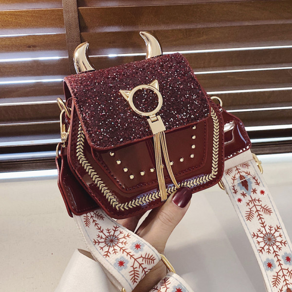 Kaasaegne naistekott pika värvilise sanga, läikiva efekti ja metallist elementidega