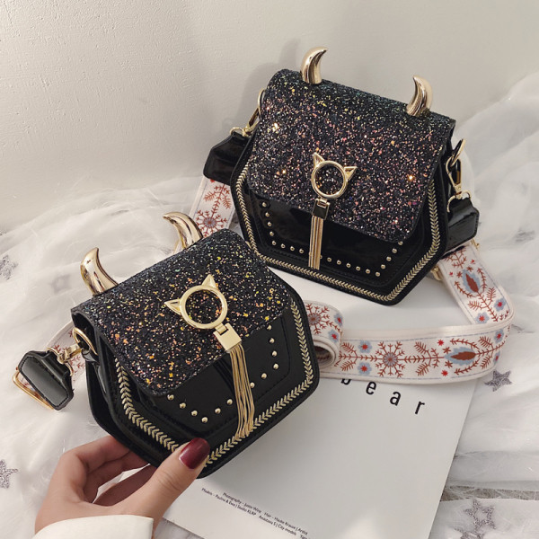 Kaasaegne naistekott pika värvilise sanga, läikiva efekti ja metallist elementidega