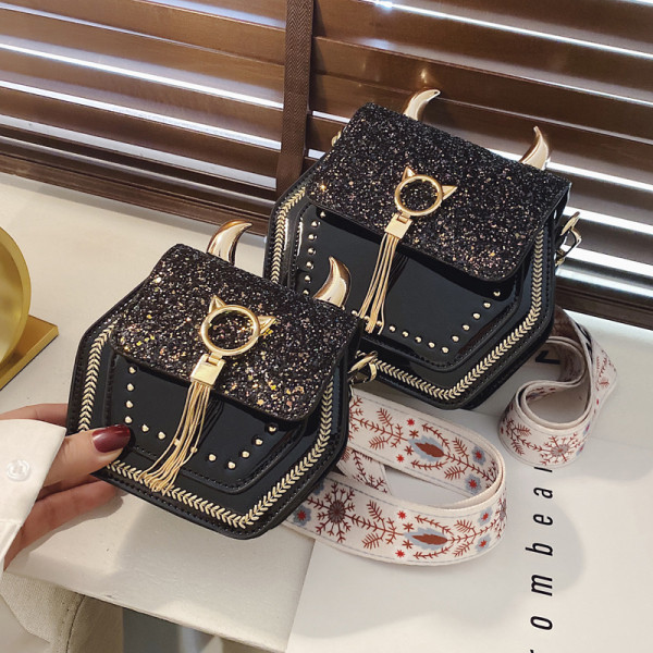 Kaasaegne naistekott pika värvilise sanga, läikiva efekti ja metallist elementidega