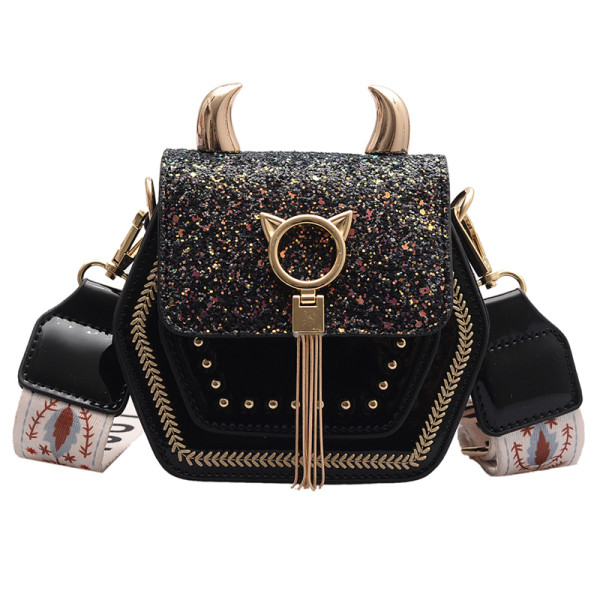 Kaasaegne naistekott pika värvilise sanga, läikiva efekti ja metallist elementidega