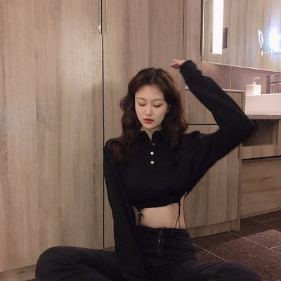 Klassikalise nööpide ja lipsudega naiste vabaaja pluus