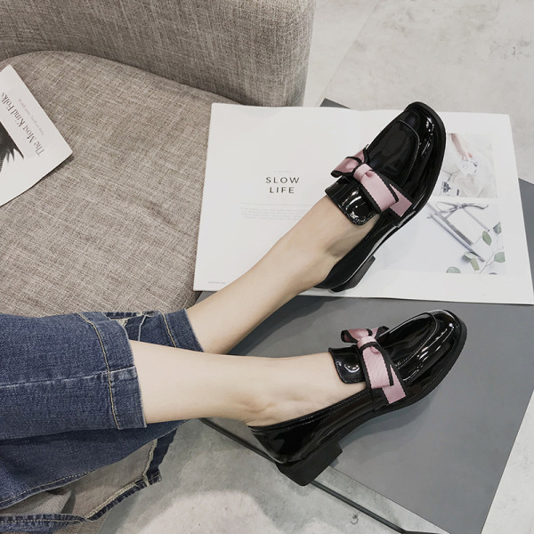 Vabaaja naiste mustad paelaga lakknahast kingad