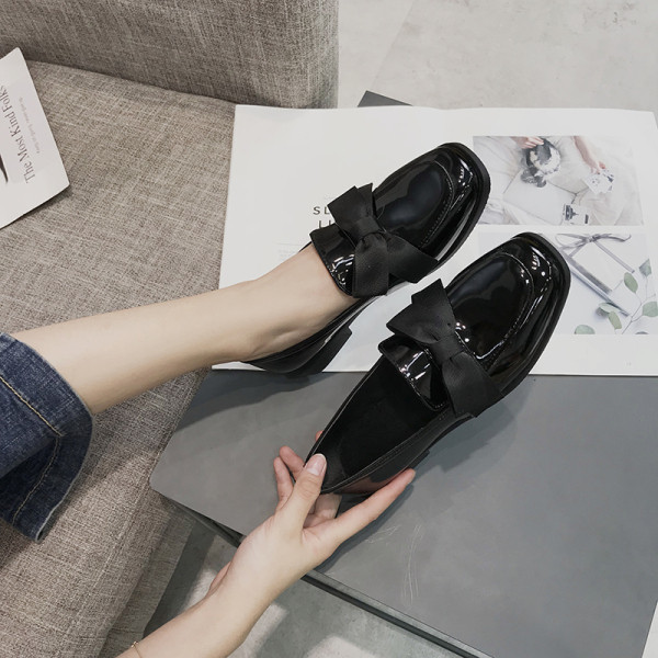 Vabaaja naiste mustad paelaga lakknahast kingad