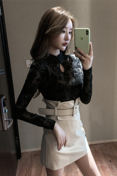 Rövid női szoknya, magas derékkal, öko bőrből készült övvel