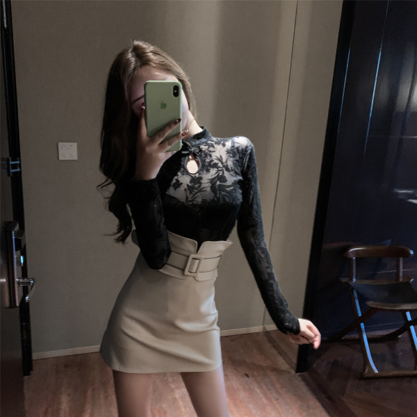 Rövid női szoknya, magas derékkal, öko bőrből készült övvel