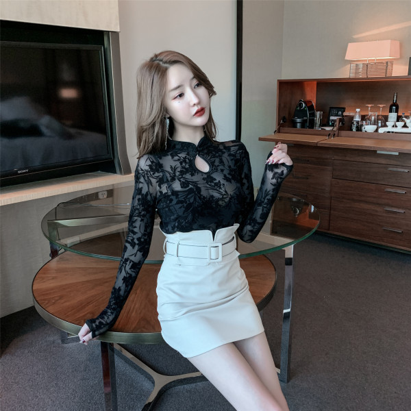 Rövid női szoknya, magas derékkal, öko bőrből készült övvel