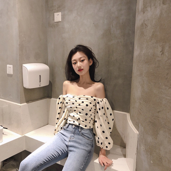 Vabaaja naiste pluus allakäivate varrukate ja puhvvarrukatega