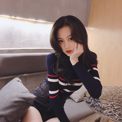 Triibuline velvetist jerseist naiste ovaalse kaelusega pluus