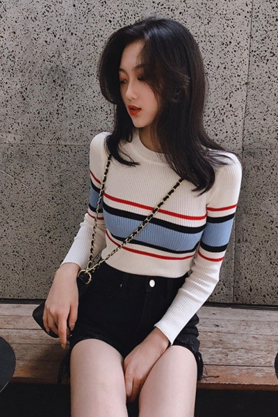 Triibuline velvetist jerseist naiste ovaalse kaelusega pluus