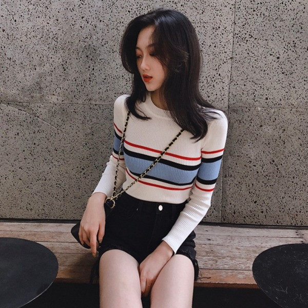 Triibuline velvetist jerseist naiste ovaalse kaelusega pluus