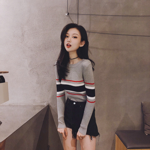 Triibuline velvetist jerseist naiste ovaalse kaelusega pluus