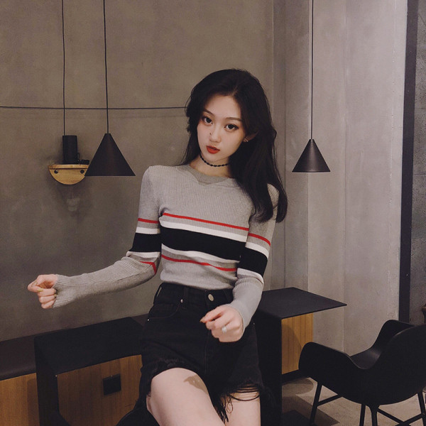 Triibuline velvetist jerseist naiste ovaalse kaelusega pluus