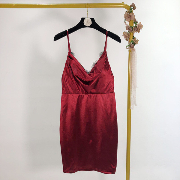 Uue mudeli lühike satiinkleit V-kaelusega ja õhukeste rihmadega