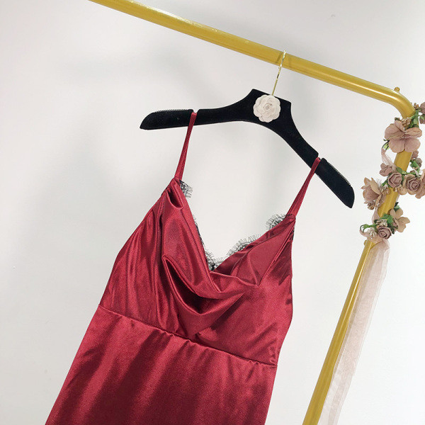 Uue mudeli lühike satiinkleit V-kaelusega ja õhukeste rihmadega