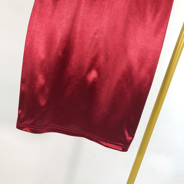 Uue mudeli lühike satiinkleit V-kaelusega ja õhukeste rihmadega