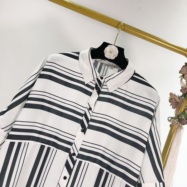 Uue mudeli lühike triibuline nööpidega kleit-särgi tüüp