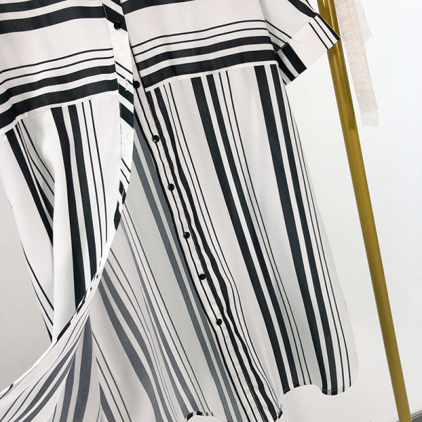 Uue mudeli lühike triibuline nööpidega kleit-särgi tüüp