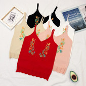 Õhukesest kudumisest rihmade ja lilltikandiga naiste topp