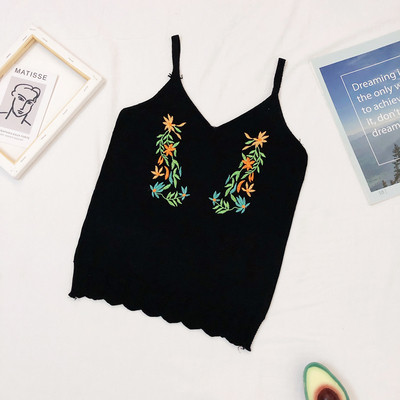 Õhukesest kudumisest rihmade ja lilltikandiga naiste topp