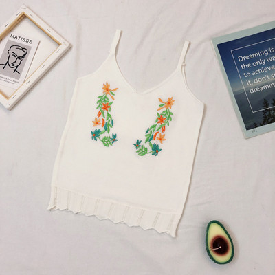 Õhukesest kudumisest rihmade ja lilltikandiga naiste topp