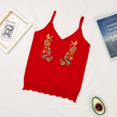 Õhukesest kudumisest rihmade ja lilltikandiga naiste topp