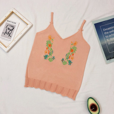 Õhukesest kudumisest rihmade ja lilltikandiga naiste topp