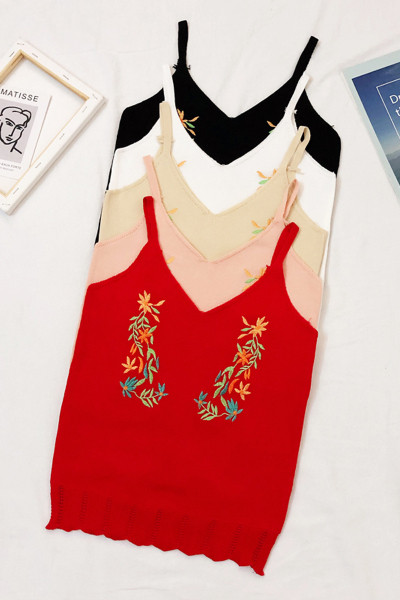 Õhukesest kudumisest rihmade ja lilltikandiga naiste topp