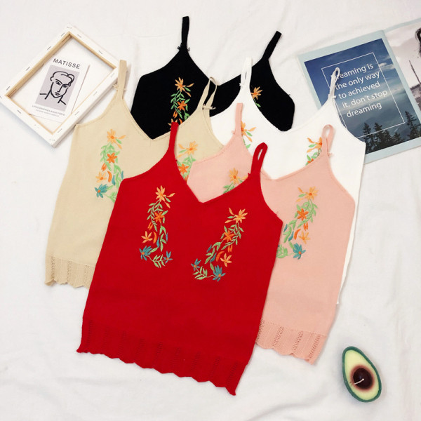 Õhukesest kudumisest rihmade ja lilltikandiga naiste topp