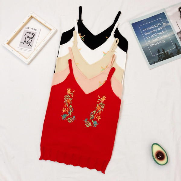 Õhukesest kudumisest rihmade ja lilltikandiga naiste topp