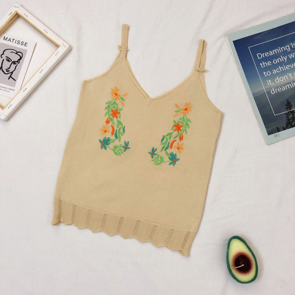 Õhukesest kudumisest rihmade ja lilltikandiga naiste topp