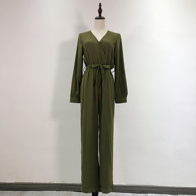 Moodne vabaaja kombinesoon pikkade varrukate ja V-kaelusega