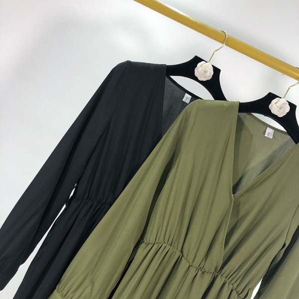 Moodne vabaaja kombinesoon pikkade varrukate ja V-kaelusega