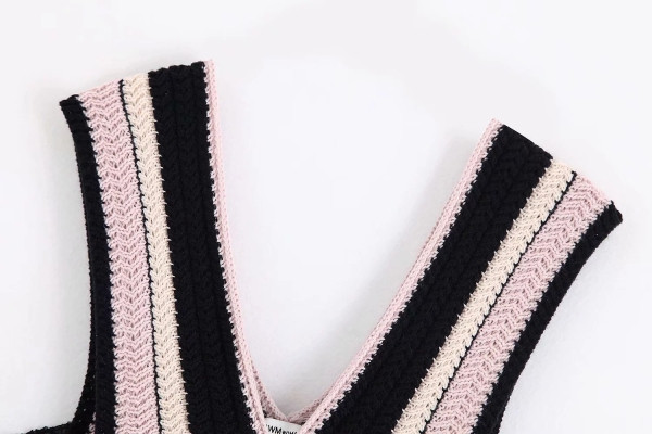 Lühike must plisseeritud kleit kootud ülaosaga