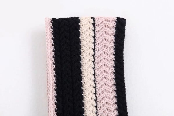 Lühike must plisseeritud kleit kootud ülaosaga