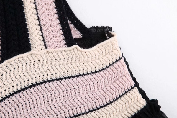 Lühike must plisseeritud kleit kootud ülaosaga