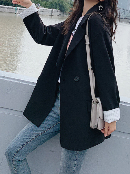 Klassikaline must naiste jope lai mudel pikkade varrukate ja V-kaelusega