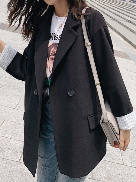 Klassikaline must naiste jope lai mudel pikkade varrukate ja V-kaelusega