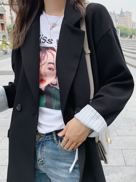 Klassikaline must naiste jope lai mudel pikkade varrukate ja V-kaelusega