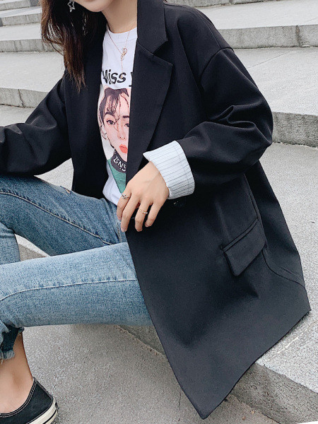 Klassikaline must naiste jope lai mudel pikkade varrukate ja V-kaelusega