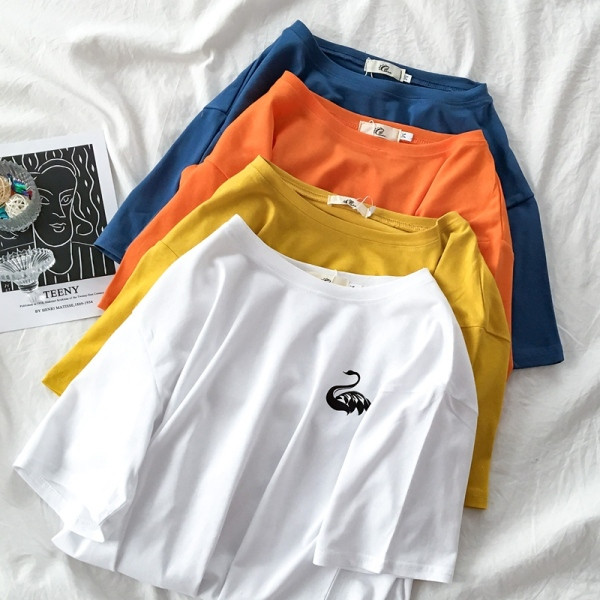 Női alkalmi póló széles modell hattyú rátéttel