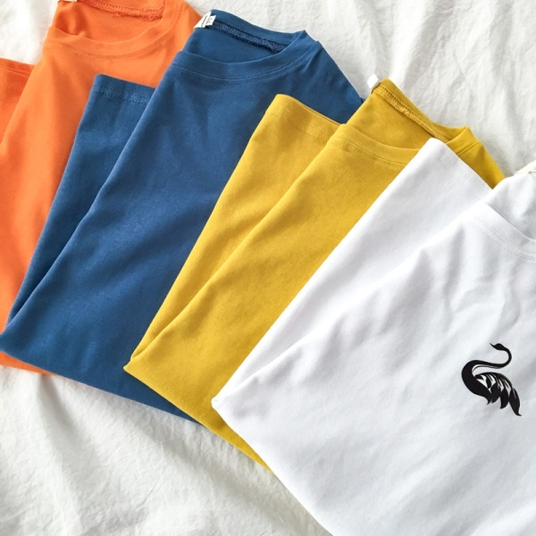 Női alkalmi póló széles modell hattyú rátéttel