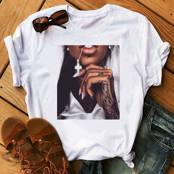 Νέο μοντέλο λευκό μπλουζάκι άνοιξης-καλοκαιριού με κοντό μανίκι και εφαρμογή