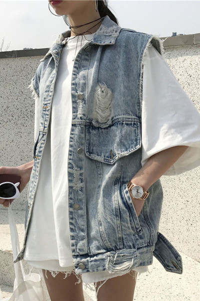 Moodne naiste teksavesti lai mudel rebenenud motiivide ja taskutega