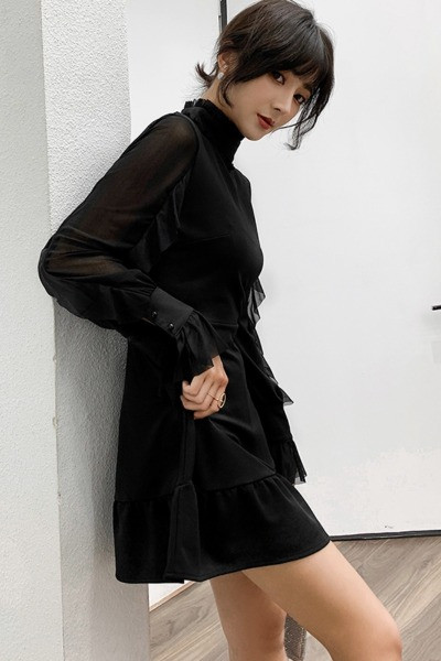 Rövid, fekete ruha modell pólógallérral és tüllel