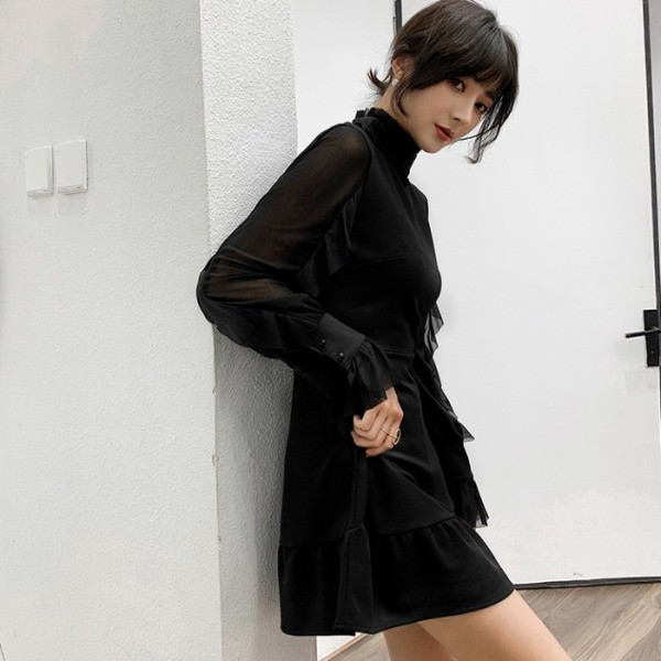 Rövid, fekete ruha modell pólógallérral és tüllel