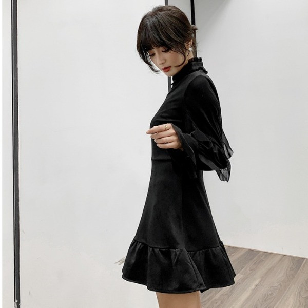 Rövid, fekete ruha modell pólógallérral és tüllel